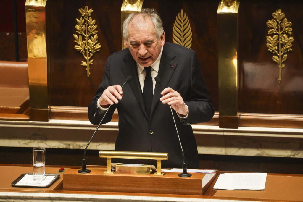 Frankreichs neuer Premier François Bayrou versucht einen Balanceakt