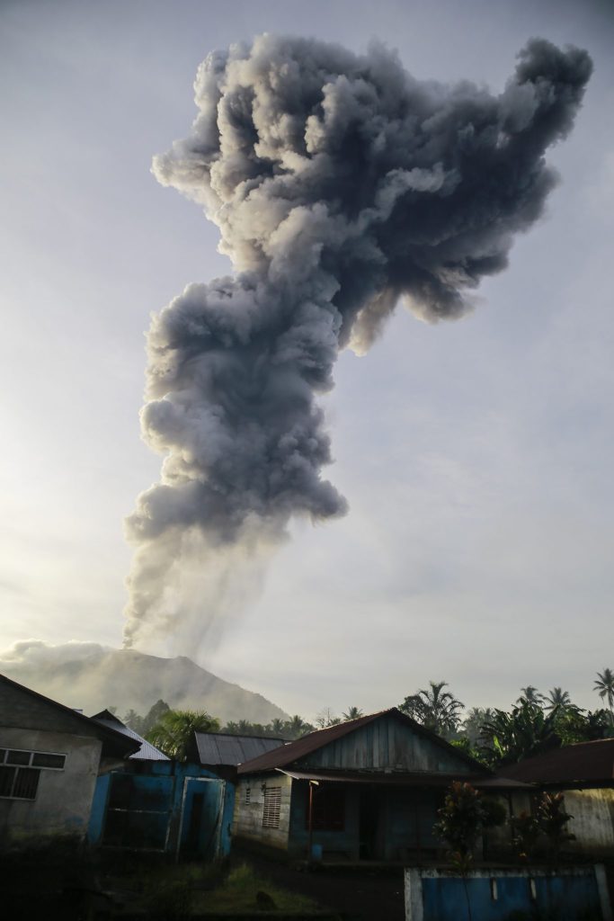 Mount Ibu in Indonesien spuckt Feuer und Asche