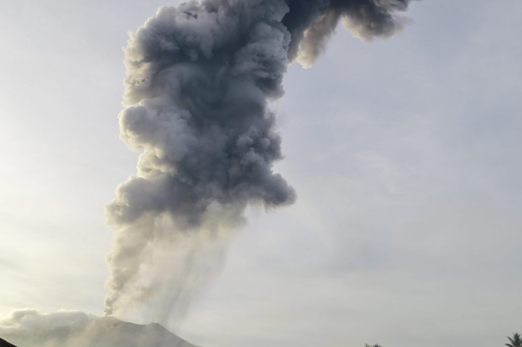 Mount Ibu in Indonesien spuckt Feuer und Asche