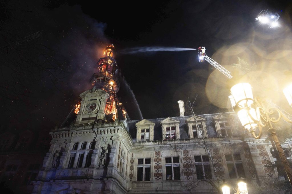 Rathaus in Paris bei Brand schwer beschädigt
