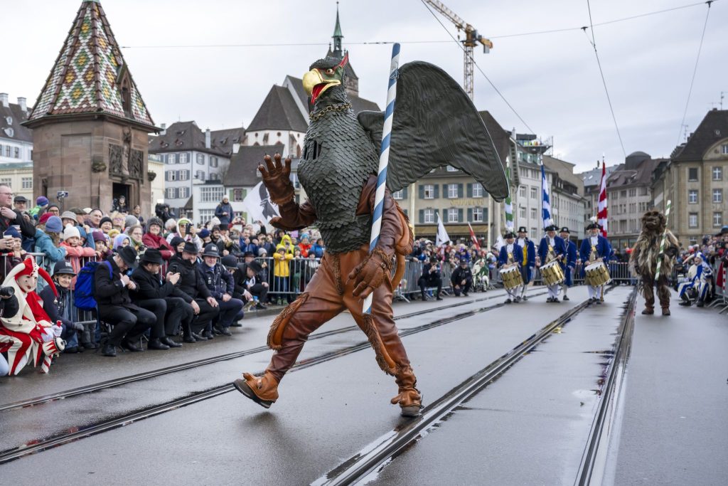 Der Tanz des Vogel Gryff auf der Mittleren Brücke