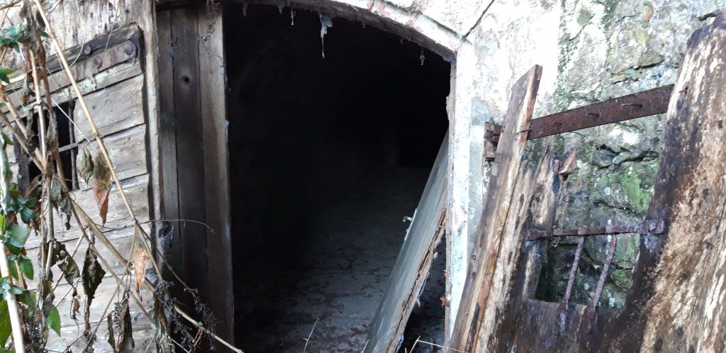 Unbekannte zerstören Tor zu historischem Bierkeller in Riehen