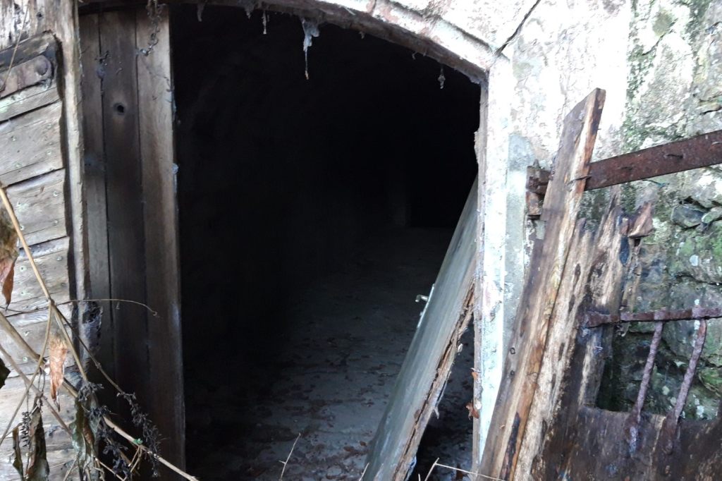 Unbekannte zerstören Tor zu historischem Bierkeller in Riehen