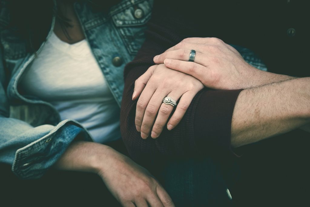 Feste Beziehungen sind für Männer psychologisch wichtiger als für Frauen