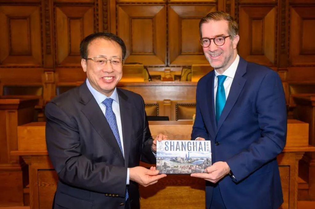 Bürgermeister von Shanghai trifft auf Cramer