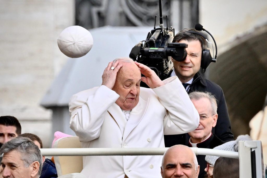 Papst muss länger im Spital bleiben