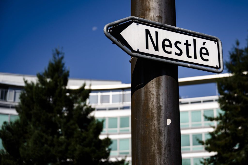 Nestlé hält in schwieriger Zeit an Dividendenerhöhung fest