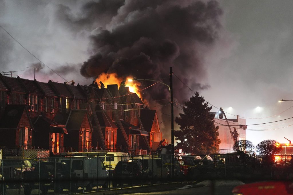 Rettungsjet stürzt in USA ab &#8211; Explosion in belebter Gegend