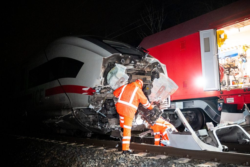 ICE kracht in Hamburg gegen Lkw: Aufräumarbeiten dauern an