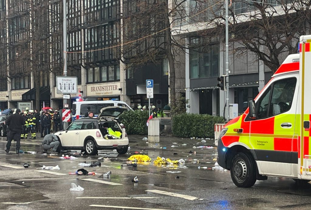 Auto fährt in München in Demo: Söder geht von Anschlag aus