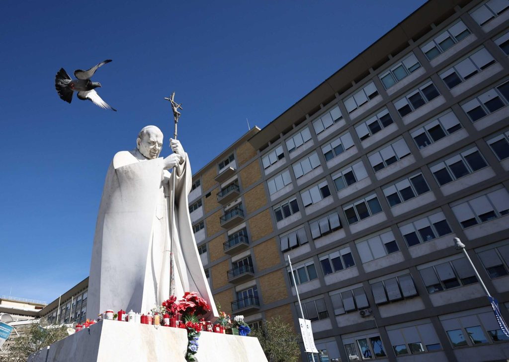 Der Papst ist im Spital &#8211; Gerüchte und Sorgen in Rom