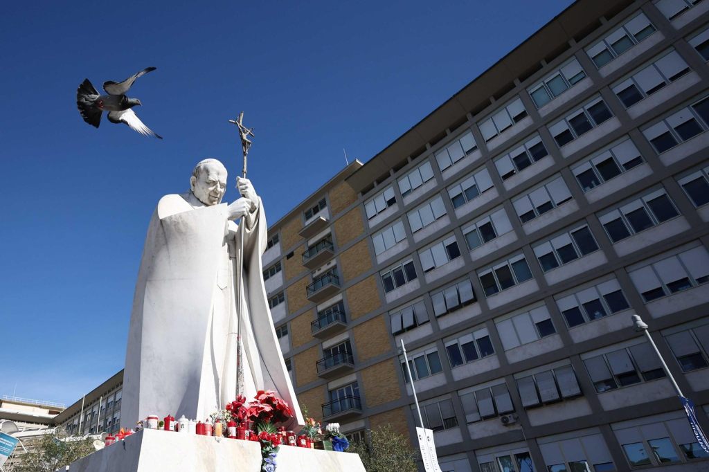 Der Papst ist im Spital – Gerüchte und Sorgen in Rom