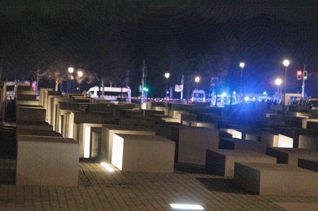 Behörden: Messerangreifer am Mahnmal wollte wohl Juden töten