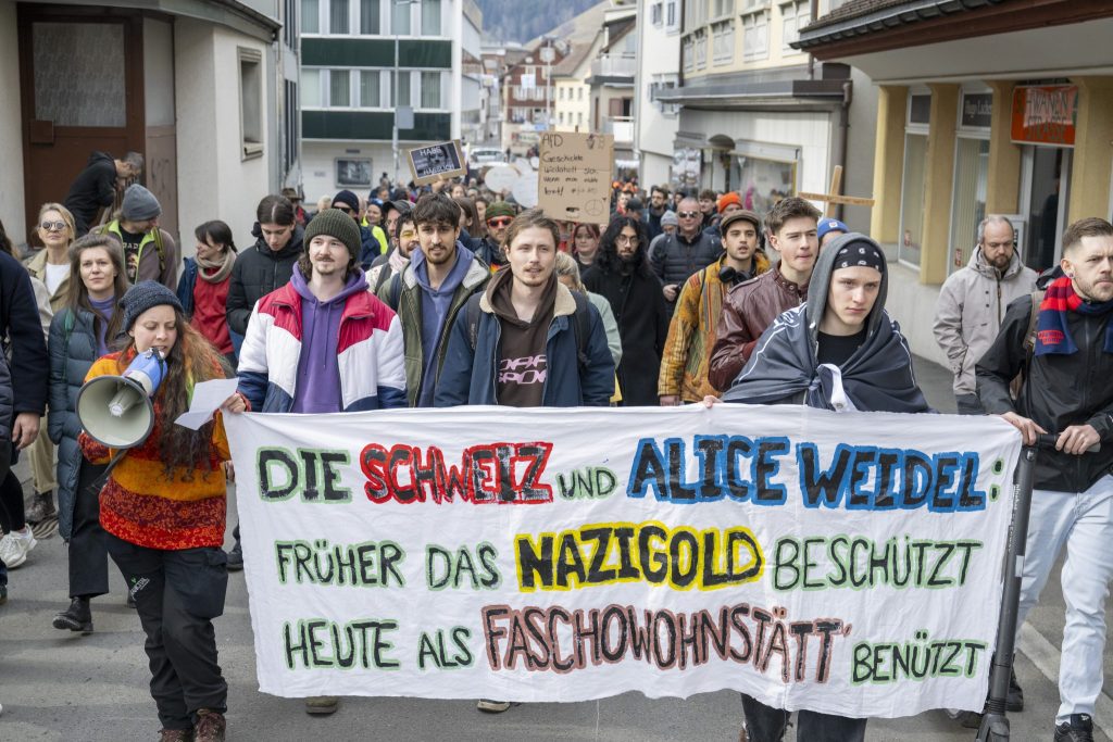 200 Leute versammeln sich in Einsiedeln SZ zur Demo gegen Weidel