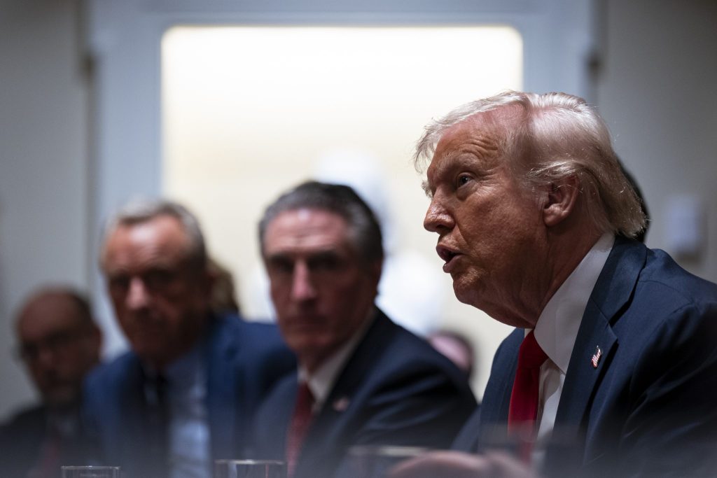 Trump kündigt Zoll von 25 Prozent auf Autos an &#8211; EU reagiert