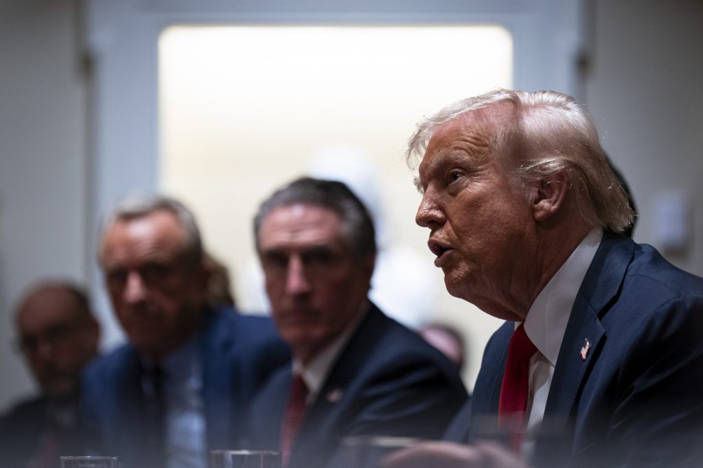 Trump kündigt Zoll von 25 Prozent auf Autos an – EU reagiert