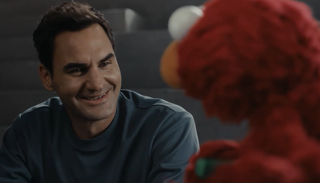 Roger Federer und On überraschen mit Elmo in Super-Bowl-Werbespot