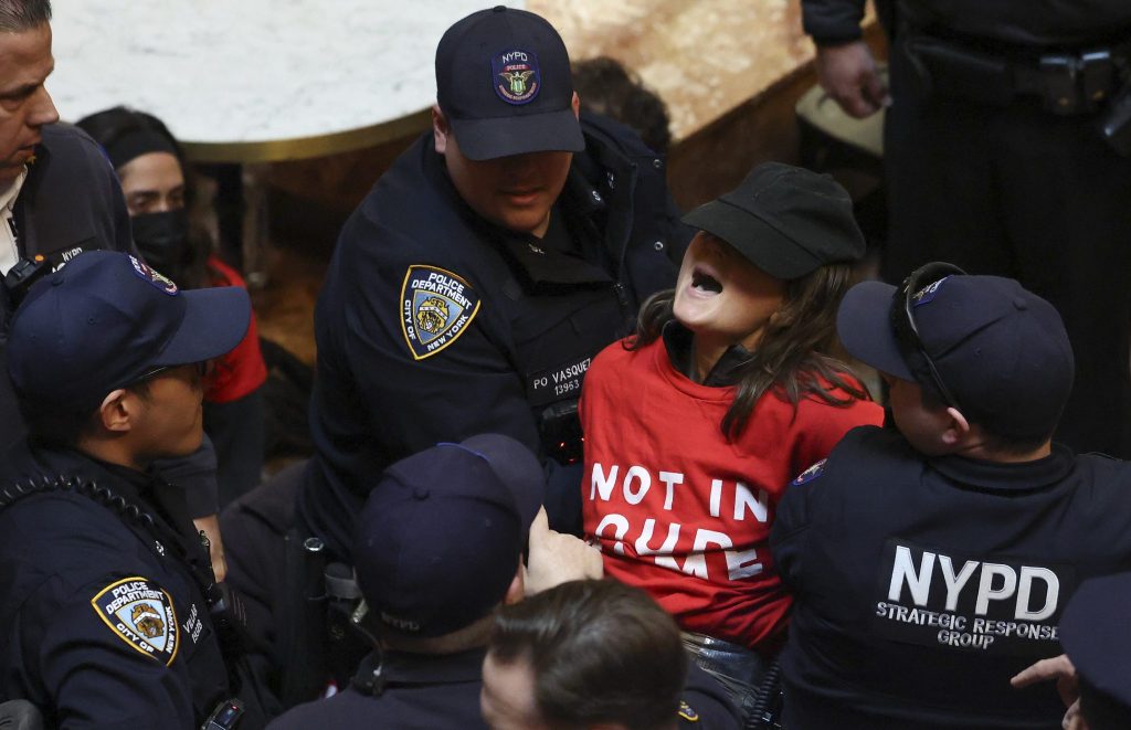 Nach Verhaftung von Aktivist: Demo im Trump Tower