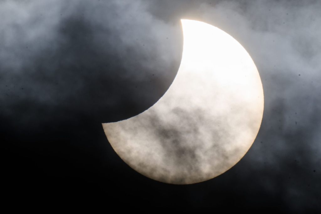 Himmelsspektakel: Partielle Sonnenfinsternis am Samstagmorgen