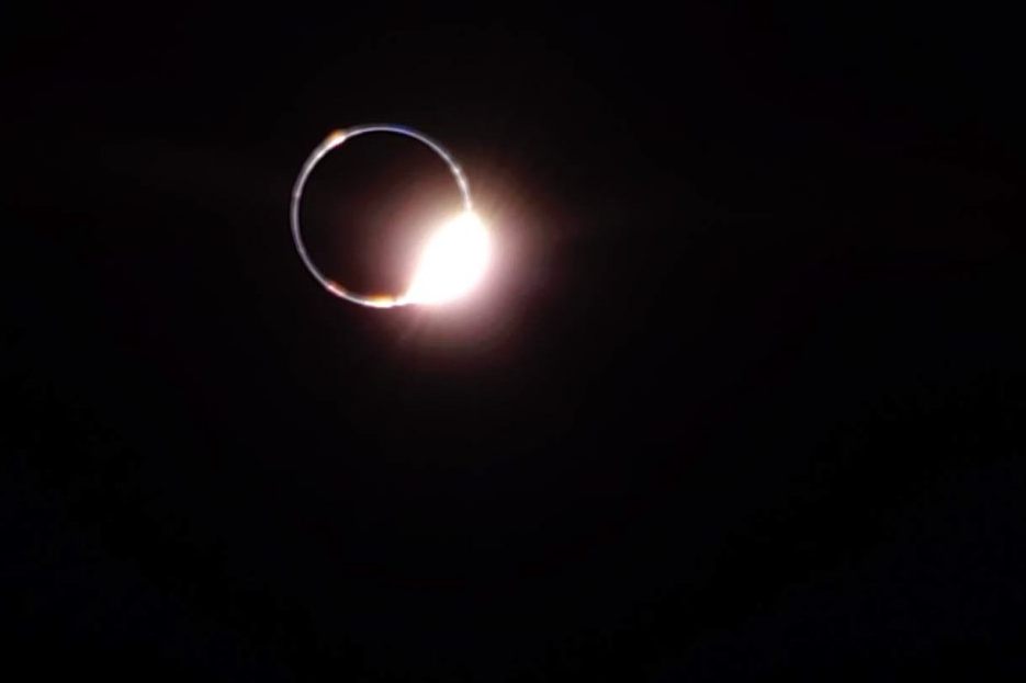 Sonnenfinsternis vom Mond aus fotografiert