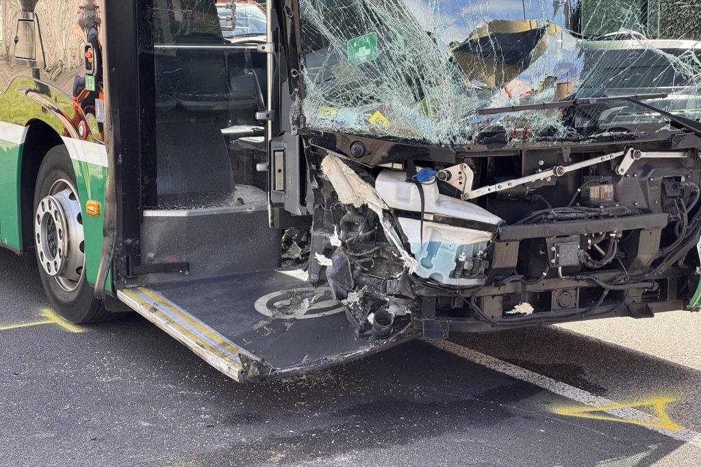 Vier Verletzte nach Kollision zwischen 36er und Auto