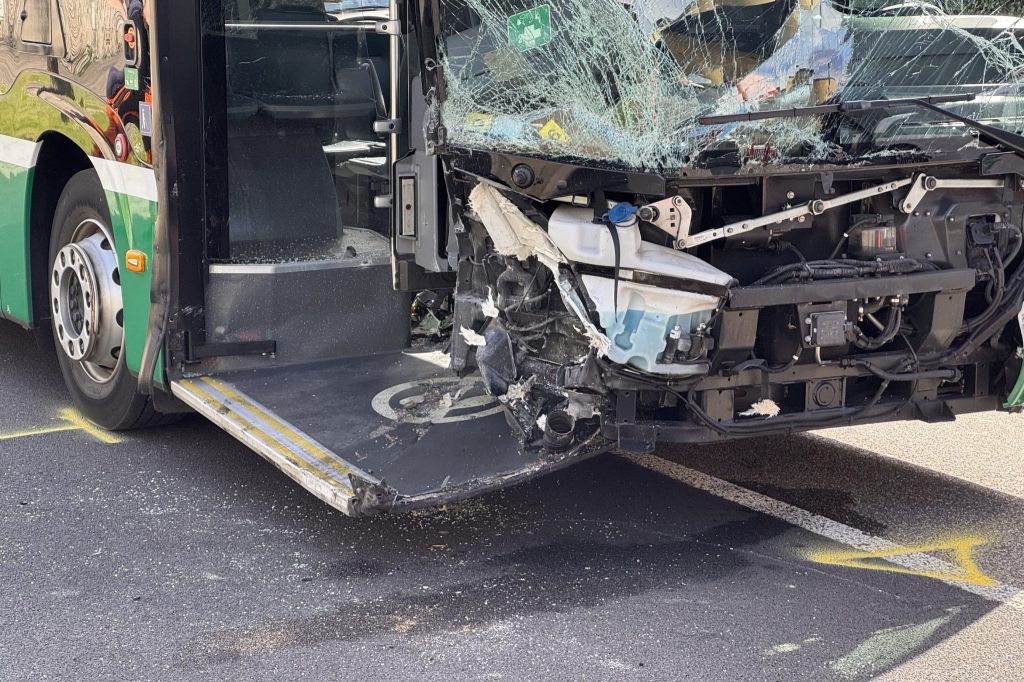 Vier Verletzte nach Kollision zwischen 36er und Auto