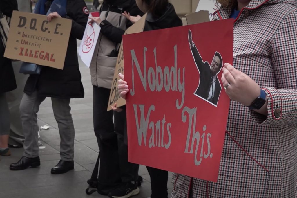 Musk-Gegner demonstrieren vor Tesla-Filiale