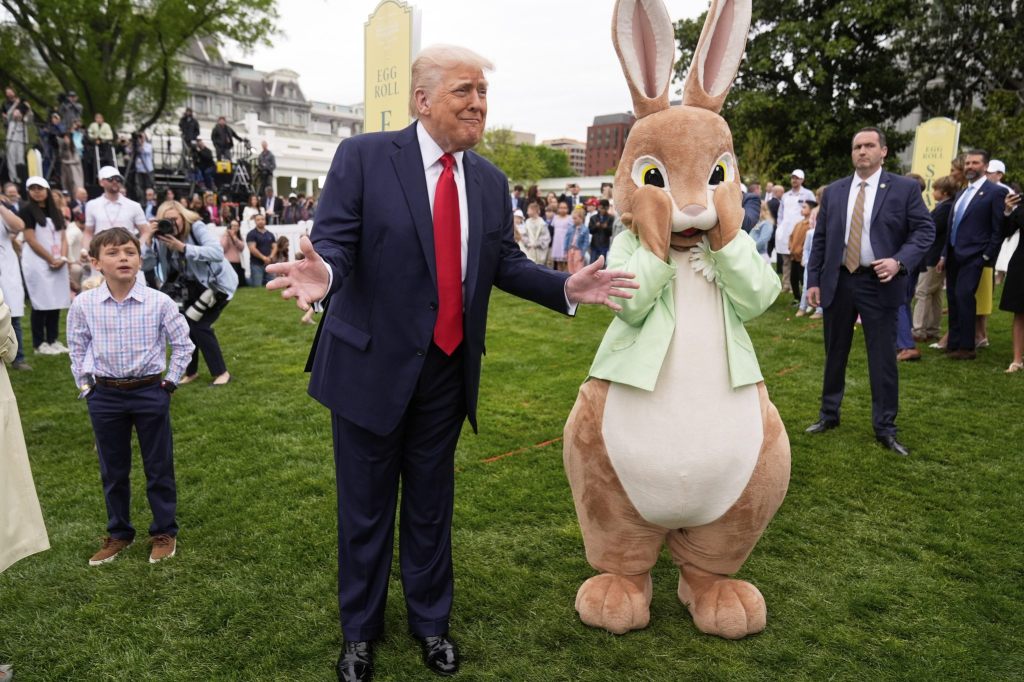 Trump tritt mit Osterhase auf