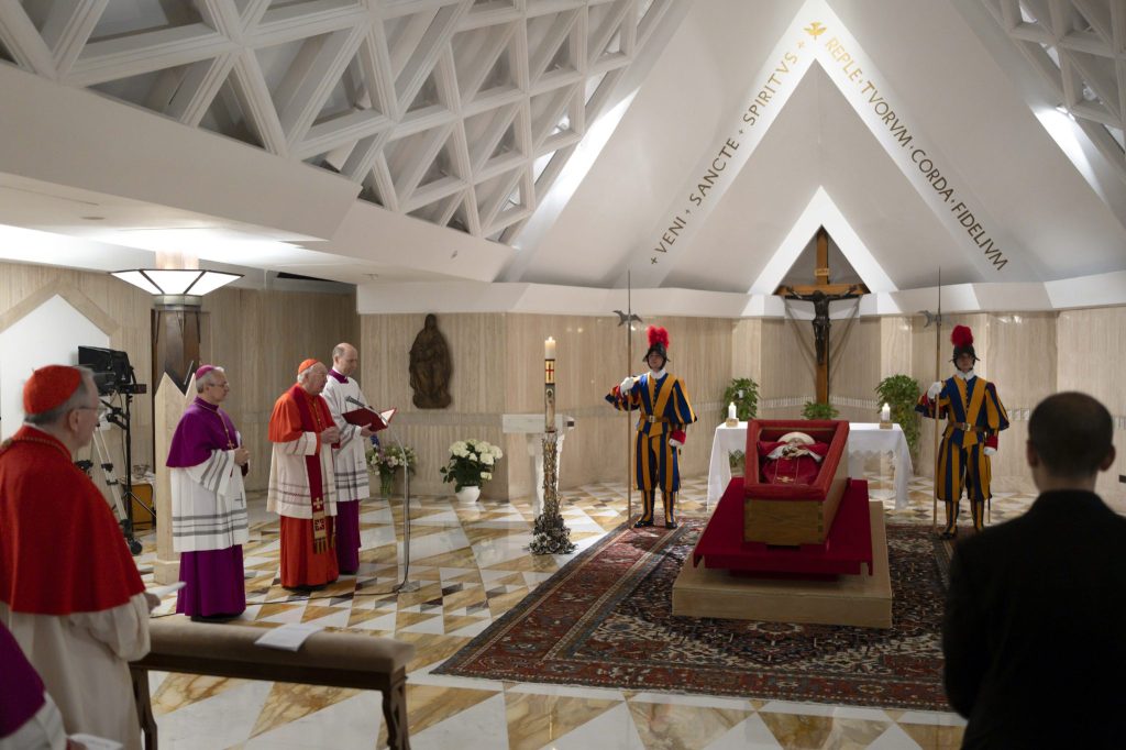 Beisetzung von Franziskus am Samstag – Toter Papst nun in Kapelle aufgebahrt