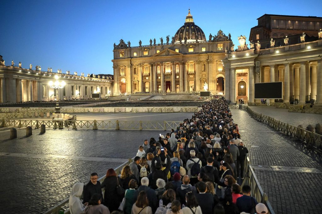 Andrang ohne Ende: 100&#8217;000 Menschen vor dem Petersdom