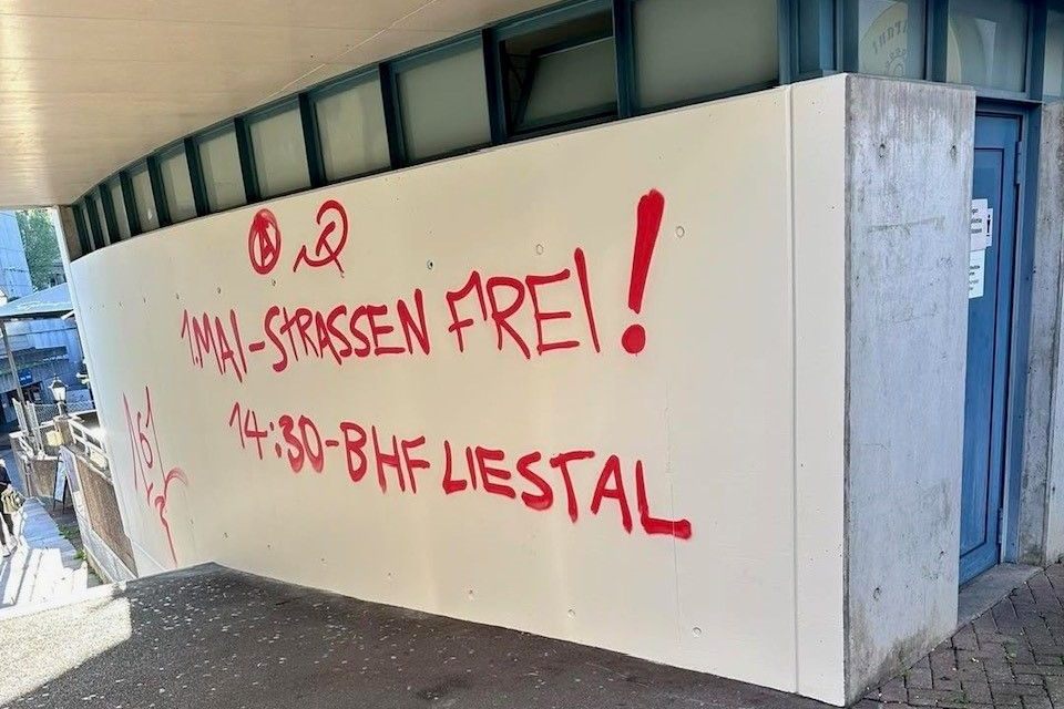 Linksextreme bringen mehrere Schmierereien in Liestal an