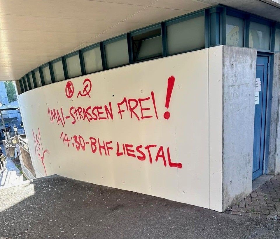 Linksextreme bringen mehrere Schmierereien in Liestal an