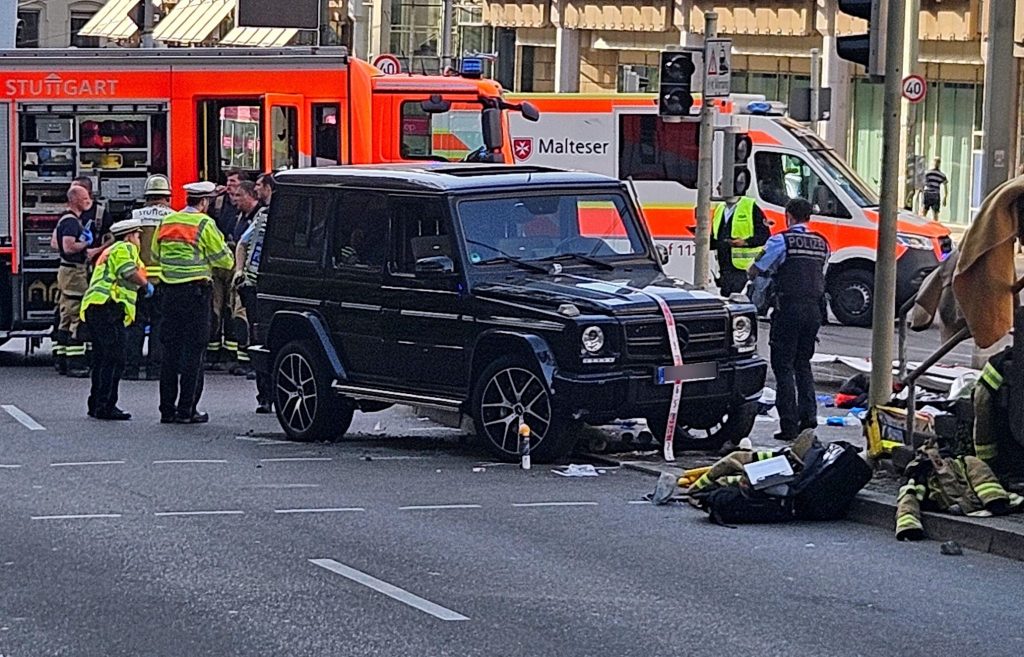 Schock an der Haltestelle: Auto fährt in Menschenmenge