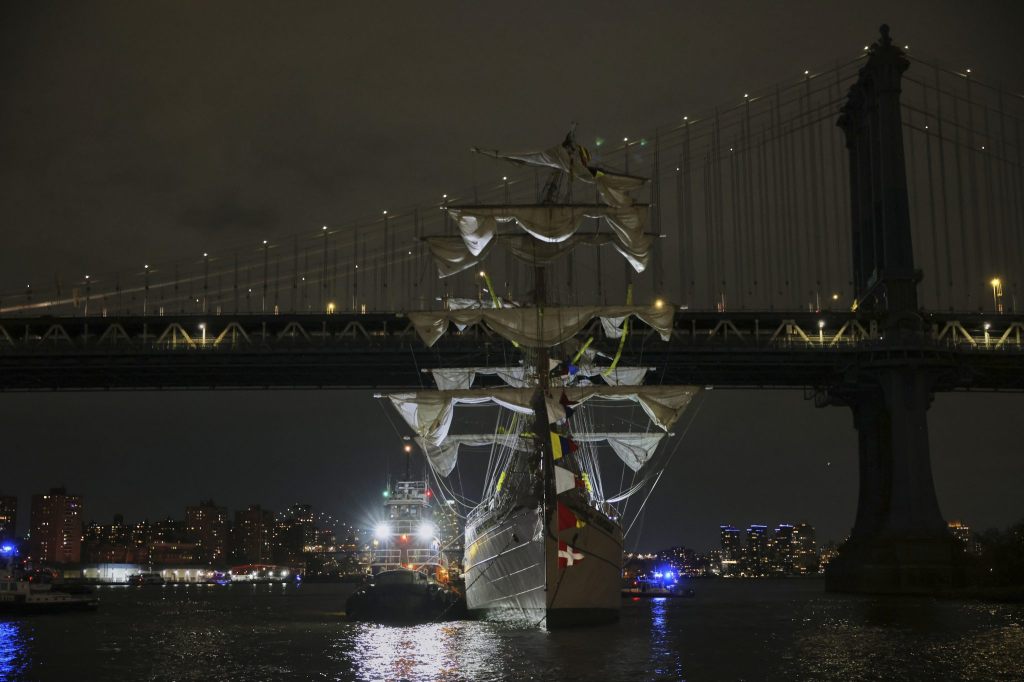 Schiff kollidiert mit Brooklyn Bridge – Tote und Verletzte