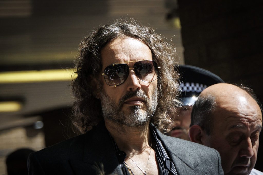 Russell Brand plädiert auf nicht schuldig