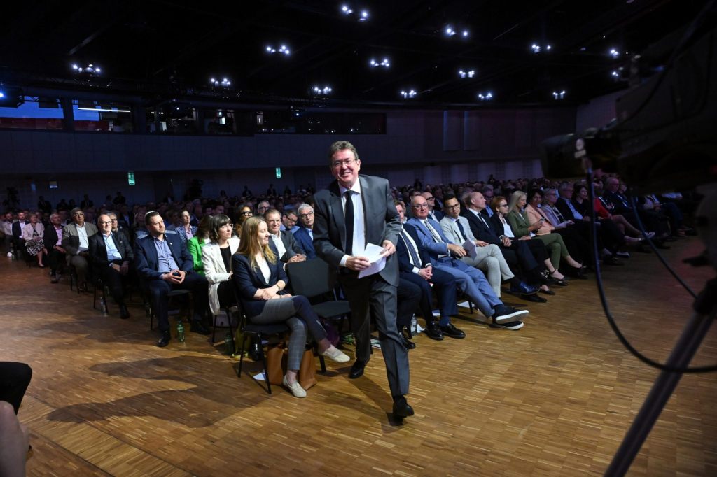 Bundesrat Rösti besucht GV der Handelskammer beider Basel