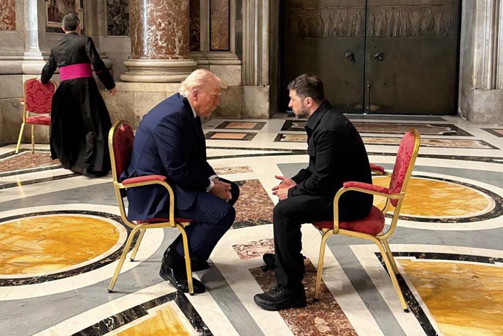 Selenskyj: Trump-Gespräch bei Trauerfeier war bisher bestes
