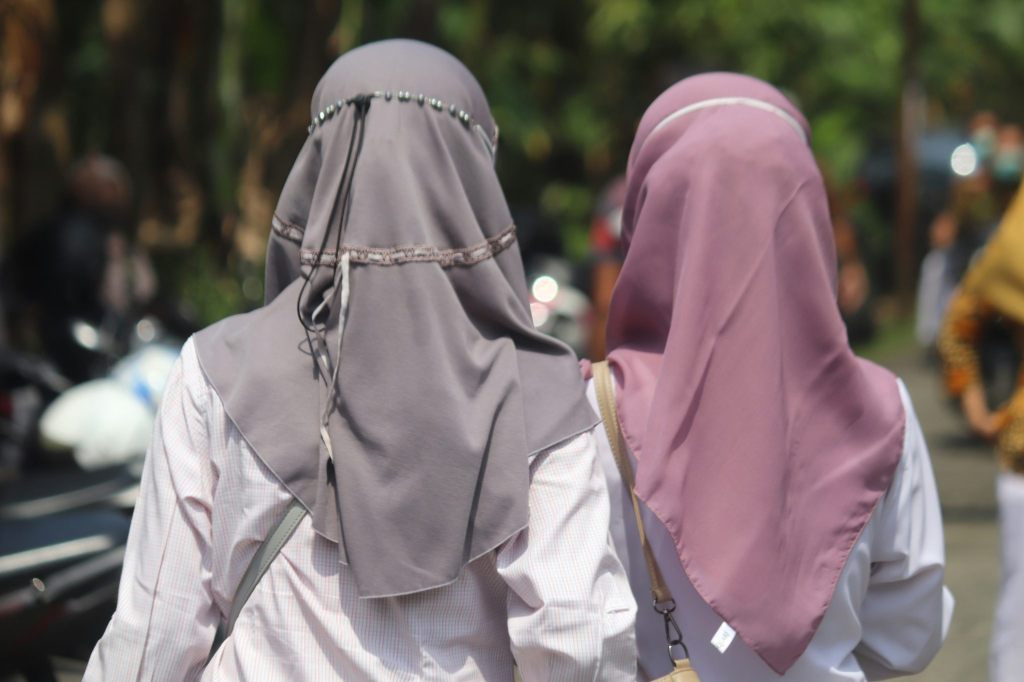 Irans Sicherheitsrat stoppt Umsetzung des Kopftuchgesetzes für Frauen