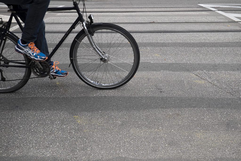 Verkehrsversuch soll Velos auf Wanderstrasse mehr Platz geben