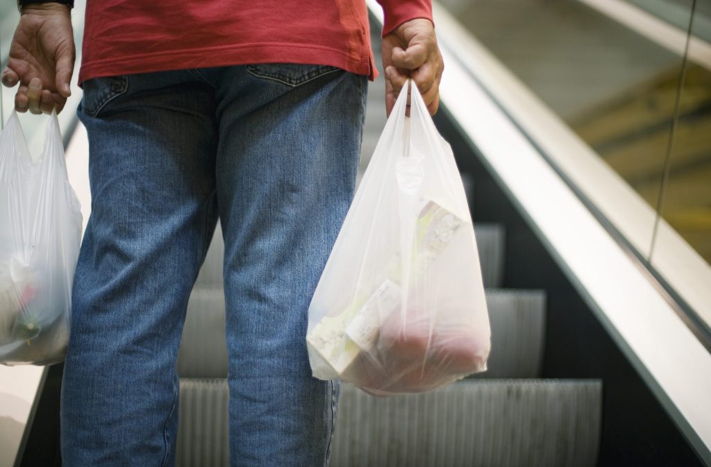 Vereinbarung für kostenpflichtige Plastiksäckli steht auf Prüfstand