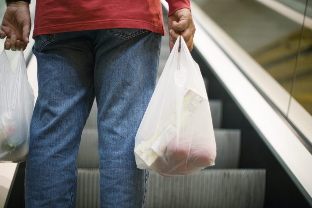 Vereinbarung für kostenpflichtige Plastiksäckli steht auf Prüfstand