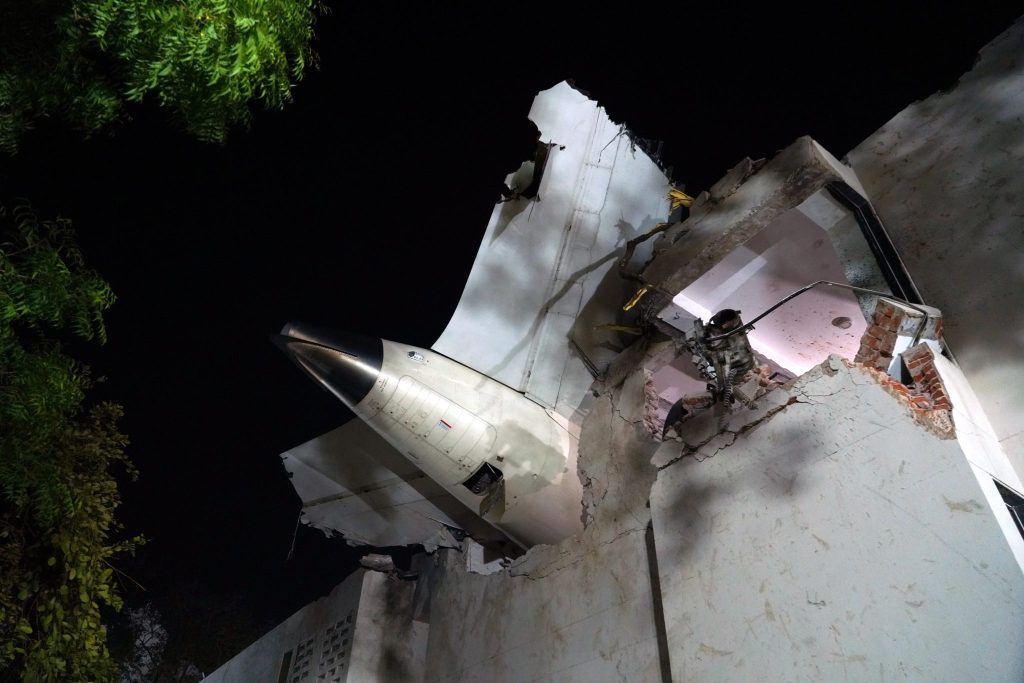 Ein Überlebender nach Flugzeugunglück in Indien gefunden