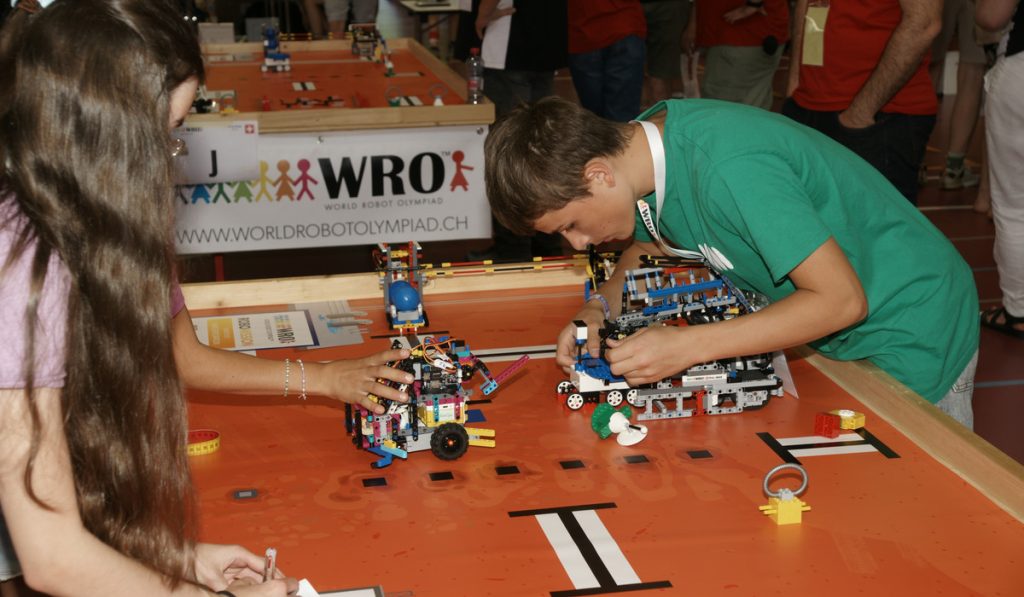Das Basler Team «overclocked» holt sich mit seinem Roboter Platz 2