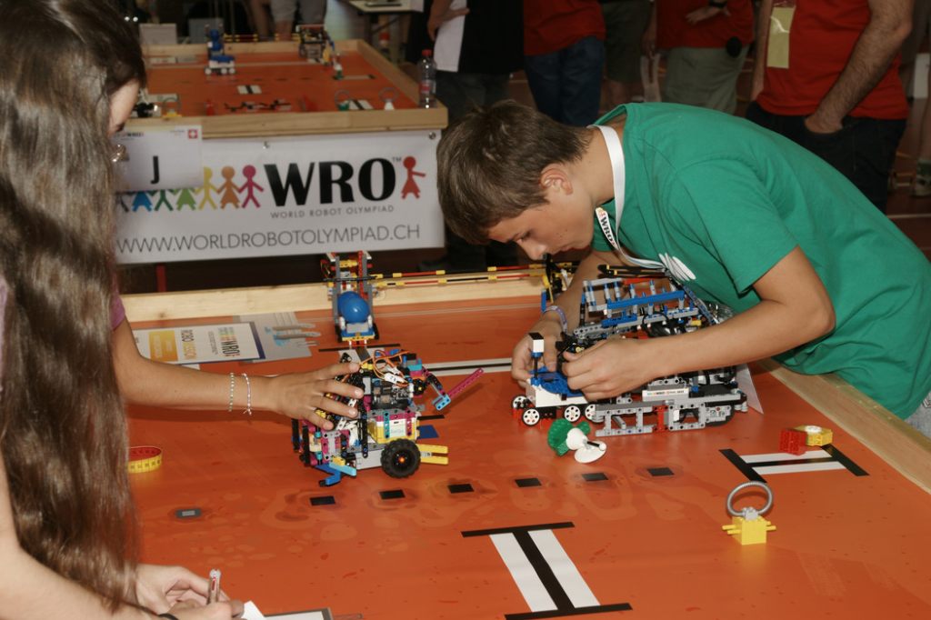 Das Basler Team «overclocked» holt sich mit seinem Roboter Platz 2