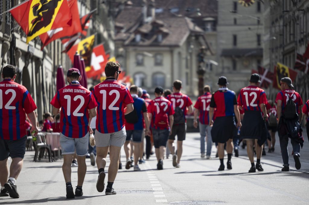 Verunglückter Fussballfan: Zustand noch immer kritisch