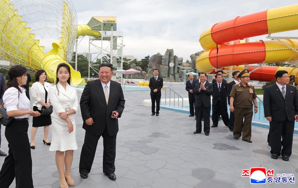 Kim Jong Un weiht riesiges Tourismusresort mit Wasserrutschen ein
