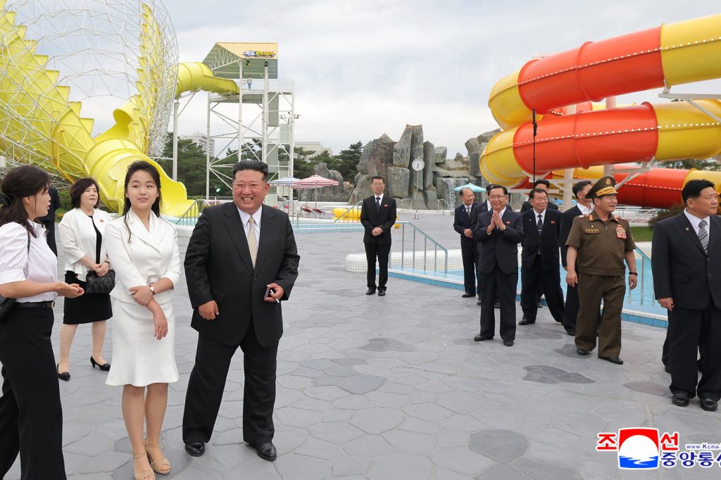 Kim Jong Un weiht riesiges Tourismusresort mit Wasserrutschen ein