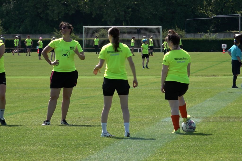 Rund 200 Frauen kickten um den Rekord
