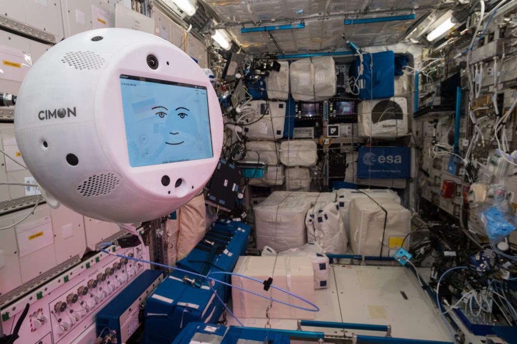 Separat entwickelte Roboter arbeiten erstmals auf der ISS zusammen