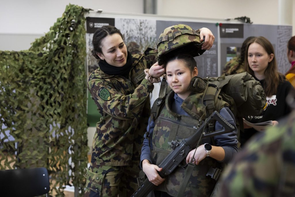 Ein Viertel der jungen Frauen würde freiwillig ins Militär gehen